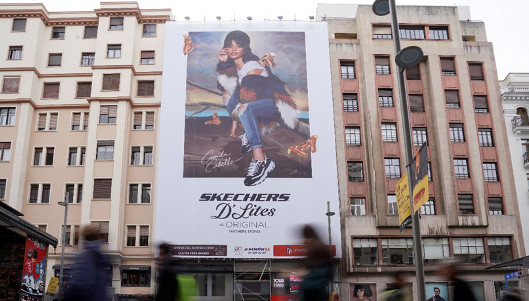 La lona de Skechers en la Gran Vía de Madrid