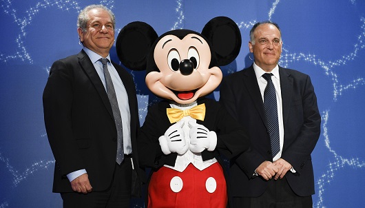 Javier Tebas y Simon Amselem, presidentes de LaLiga y Disney Iberia, respectivamente, posan con Mickey Mouse