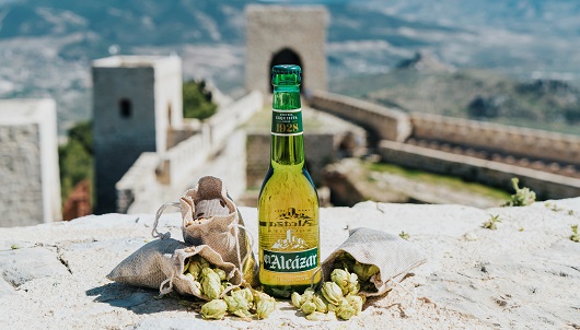 La botella simula la original, también en color verde