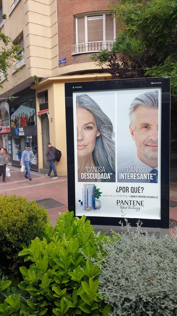 Uno de los mupis de la campaña de Pantene Uno de los mupis de la campaña de Pantene