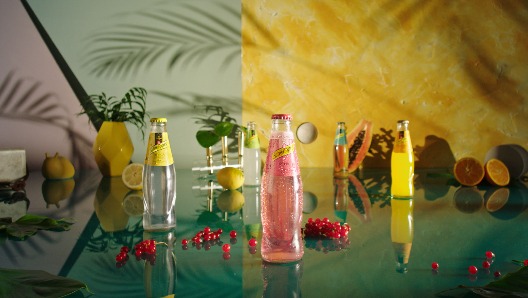 La tónica rosa está elaborada con ingredientes de origen 100% natural y contenido reducido en calorías La tónica rosa está elaborada con ingredientes de origen 100% natural y contenido reducido en calorías