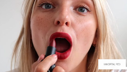 Estée Lalonde se prueba las barras de labios en el canal de Nars y explica cómo se las pueden probra virtualmente los usuarios