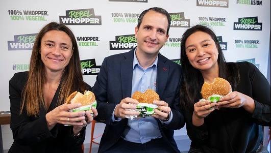 Angels Solans, directora de Unilever Food Solutions España; Borja Hernández, director de Burger King España; y Bianca Shen, responsable de marketing de Restaurant Brands Iberia
