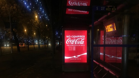 Una de las marquesinas con la campaña de Coca-Cola Una de las marquesinas con la campaña de Coca-Cola