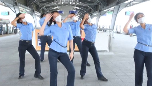 Empleadas de BTS Skytrain bailando para frenar el coronavirus 