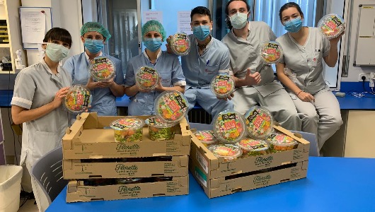 Sanitarios agradecen a la marca Florette la donación de alimentos de su marca