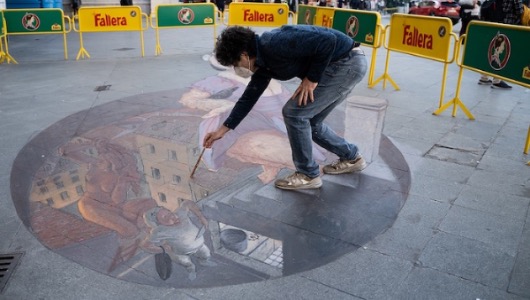Como acción especial, el artista Eduardo Relero pinta un ninot en el suelo de la Estación del Norte de Valencia