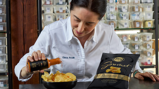 Elena Arzak sirve la salsa creada para Lay's Gourmet