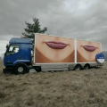 Dos enormes labios viajan en camión para demostrar la eficacia de una vaselina de Unilever