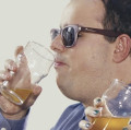 Diez invidentes catando cerveza, protagonistas de la campaña de lanzamiento de lo nuevo de Ámbar