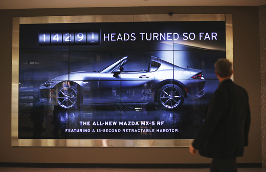 Una valla de Mazda escanea a la gente para saber cuántos se giran para mirarla Una valla de Mazda escanea a la gente para saber cuántos se giran para mirarla