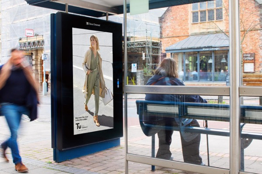Sainsbury’s adapta la creatividad al clima en una campaña de exterior Sainsbury’s adapta la creatividad al clima en una campaña de exterior