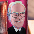 China: Cherry Coke lleva a sus latas el rostro del inversor Warren Buffett