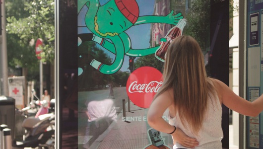 Coca-Cola refresca las marquesinas de Madrid con realidad aumentada