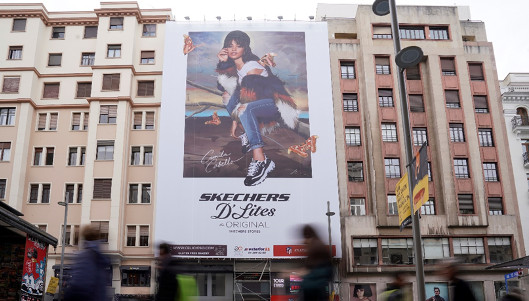 La lona de Skechers en la Gran Vía de Madrid La lona de Skechers en la Gran Vía de Madrid