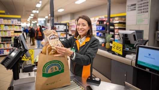 Mercadona sustituirá en abril las bolsas de plástico por otras de papel y material reciclado