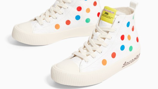 Lacasitos lleva sus grageas de colores a unas zapatillas de Zara Lacasitos lleva sus grageas de colores a unas zapatillas de Zara
