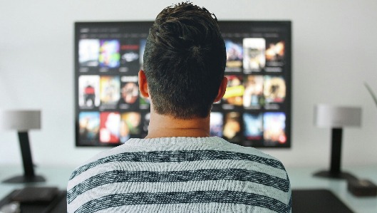 Los internautas consumen televisión una media de 299 minutos diarios de media