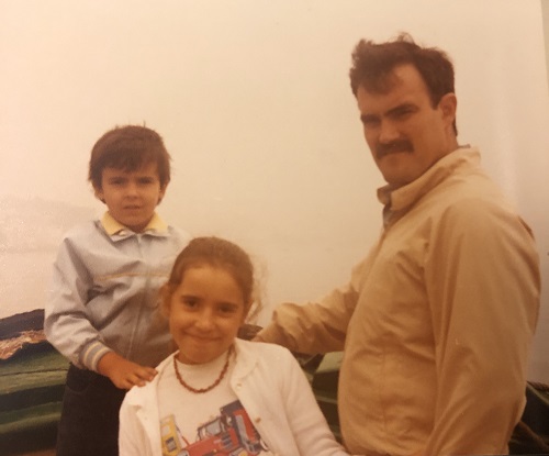 Sara Ramis de pequeña con su padre y su hermano