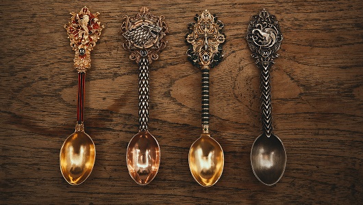 Cada cuchara representa a una casa: Stark, Lannister, Targaryen y Greyjoy Cada cuchara representa a una casa: Stark, Lannister, Targaryen y Greyjoy