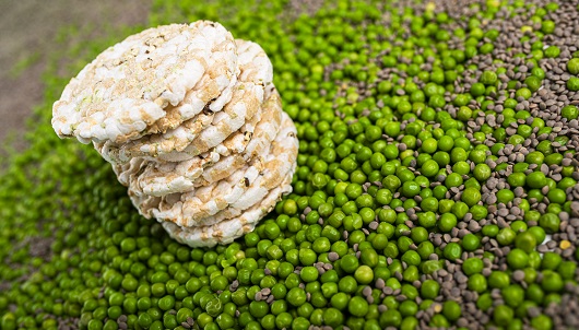 El snack son unas tortitas de arroz con lentejas y guisantes El snack son unas tortitas de arroz con lentejas y guisantes