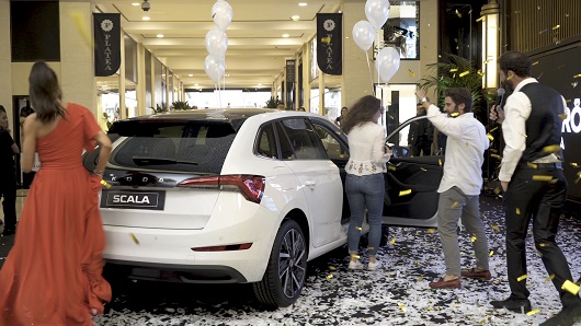 La pareja ganadora tiene que casarse dentro de un plazo para llevarse el coche La pareja ganadora tiene que casarse dentro de un plazo para llevarse el coche