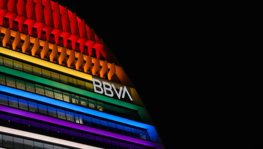 La Vela, iluminada con los colores de la bandera LGTBI