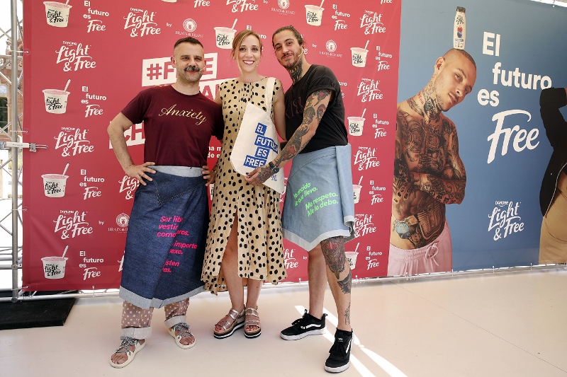 De izquierda a derecha, Ángel Vilda, diseñador Brain&Beas;  Maria Chiara Marchetti, brand manager de Light&Free; y Benji Verdes, poeta urbano e influencer