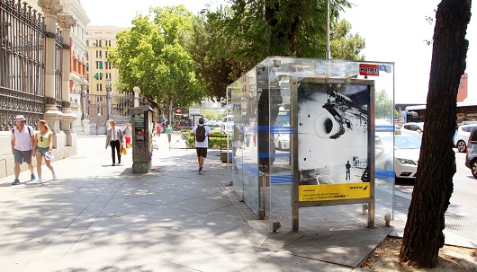 La campaña muestra quince fotografías de los hangares de mantenimiento de la aerolínea realizadas por el artista Paco Gómez 