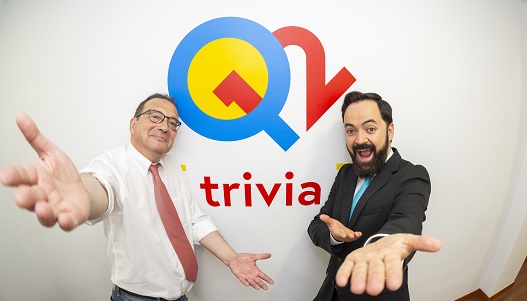 Dos de los presentadores de Q12 Trivia, Juanjo de la Iglesia y Toni Cano