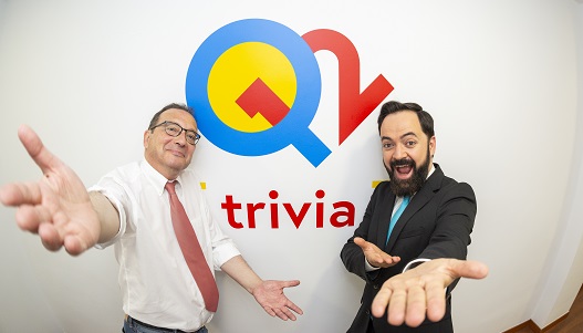 Dos de los presentadores de Q12 Trivia, Juanjo de la Iglesia y Toni Cano Dos de los presentadores de Q12 Trivia, Juanjo de la Iglesia y Toni Cano