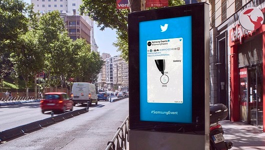 Una de las marquesinas de Clear Channel con la campaña Una de las marquesinas de Clear Channel con la campaña