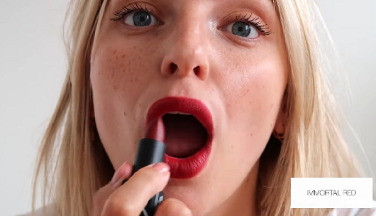 Estée Lalonde se prueba las barras de labios en el canal de Nars y explica cómo se las pueden probra virtualmente los usuarios Estée Lalonde se prueba las barras de labios en el canal de Nars y explica cómo se las pueden probra virtualmente los usuarios
