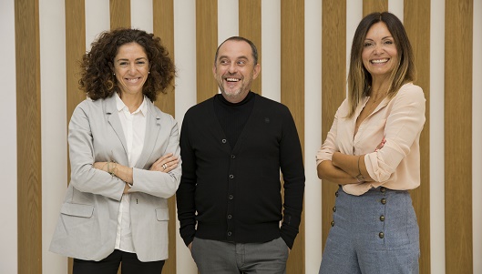 De izqda. a dcha. Arantxa Crespo, responsable de marketing de Subaru España; Carlos Sedes, realizador; y María Hernández, CEO de BloodyMary