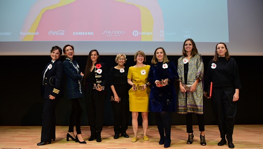 Las galardonadas en las diferentes categorías posan con Manuela Carmena, Premio MAS a la Trayectoria (cuarta por la izquierda)