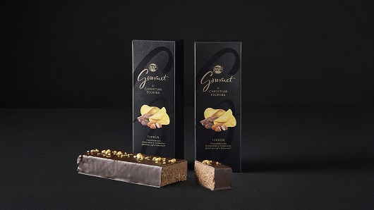 Este turrón se elabora con e chocolate negro 70%, manteca de cacao, praliné de almendras y patatas fritas Lay’s Gourmet