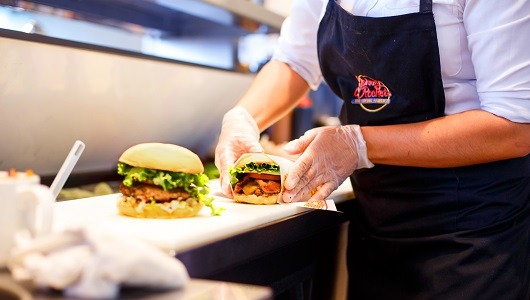 Las hamburguesas y los batidos son los productos estrella de esta marca Las hamburguesas y los batidos son los productos estrella de esta marca