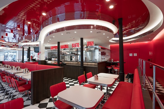El diseño del restaurante en España ha contado con la colaboración del estudio Ruiz-Velázquez El diseño del restaurante en España ha contado con la colaboración del estudio Ruiz-Velázquez