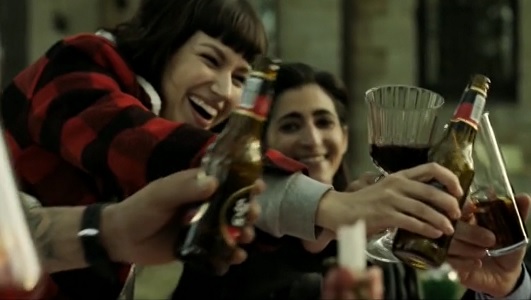 Una imagen del product placement de Estrella Galicia en la serie