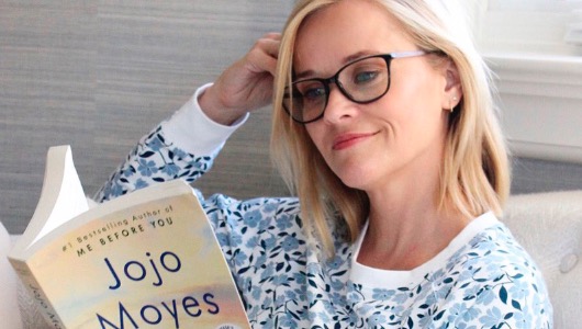 La actriz Reese Witherspoon leyendo durante el confinamiento