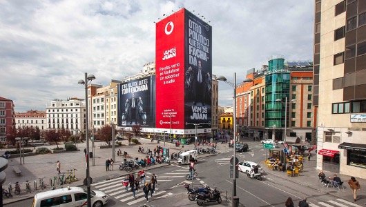 La lona estaba ubicada en Madrid La lona estaba ubicada en Madrid