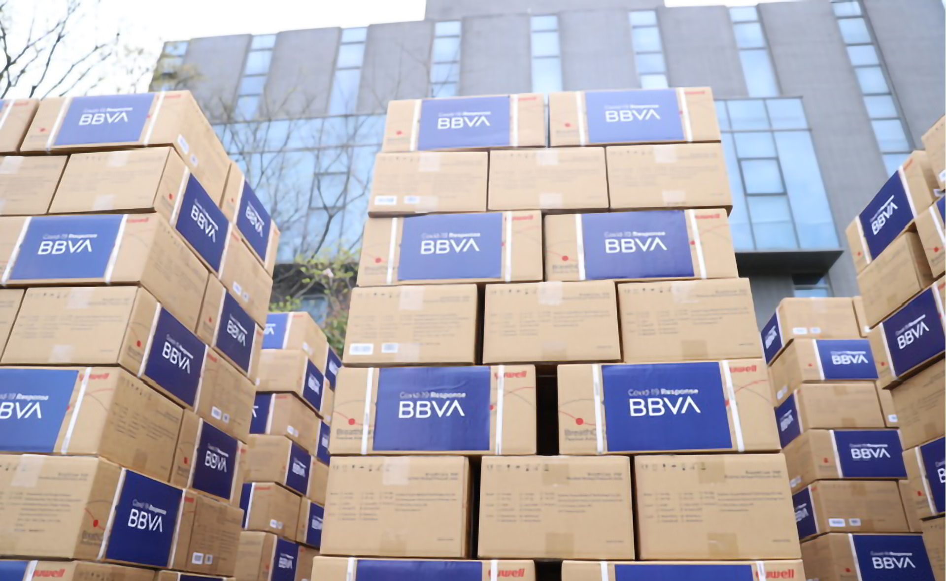 Algunas de las cajas con la donación de BBVA