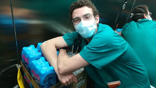 Un profesional sanitario recibe una donación de Danone