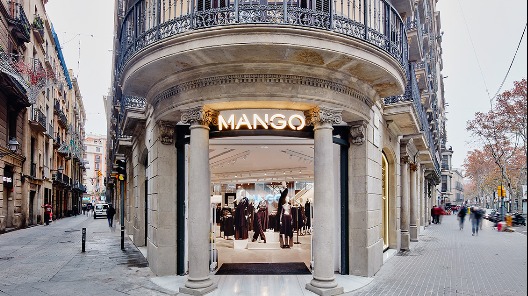 Una tienda de Mango a pie de calle