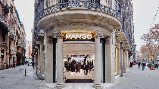 Una tienda de Mango a pie de calle