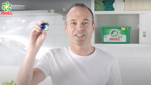 Imagen de una campaña de Ariel, una de las marcas de P&G, con Andrés Iniesta como prescriptor Imagen de una campaña de Ariel, una de las marcas de P&G, con Andrés Iniesta como prescriptor