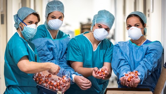 La empresa suiza Lindt&Sprüngli está distribuyendo más de 1 millón de sus bombones Lindor al personal sanitario y de servicios en hoteles medicalizados y hospitales