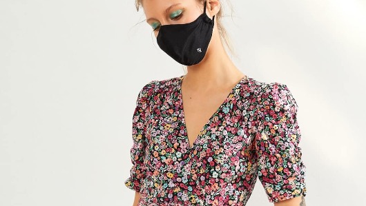 Berskha vende mascarillas como accesorio Berskha vende mascarillas como accesorio