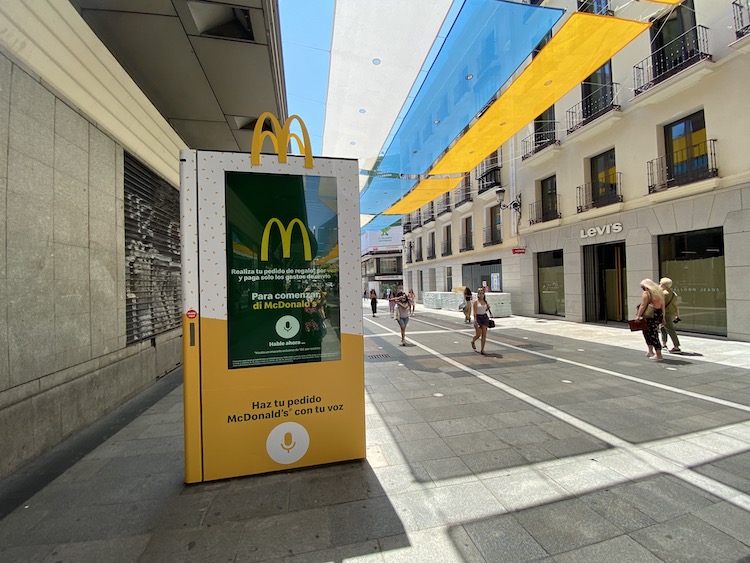 El mupi se enciende al decir McDonalds