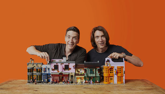 El target 'kidult' va ganado peso. En la imagen, dos actores de 'Harry Potter', con una construcción de Lego El target 'kidult' va ganado peso. En la imagen, dos actores de 'Harry Potter', con una construcción de Lego